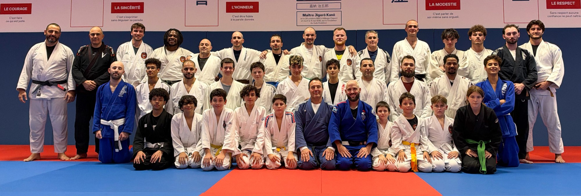 Les membres du club, jeunes et adultes, réunis sur le tatami